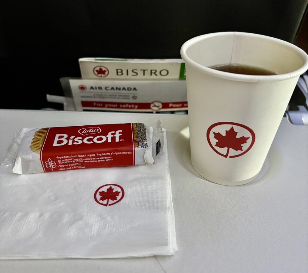 エアカナダの機内サービスで提供されたBiscoffビスケットと温かい紅茶
