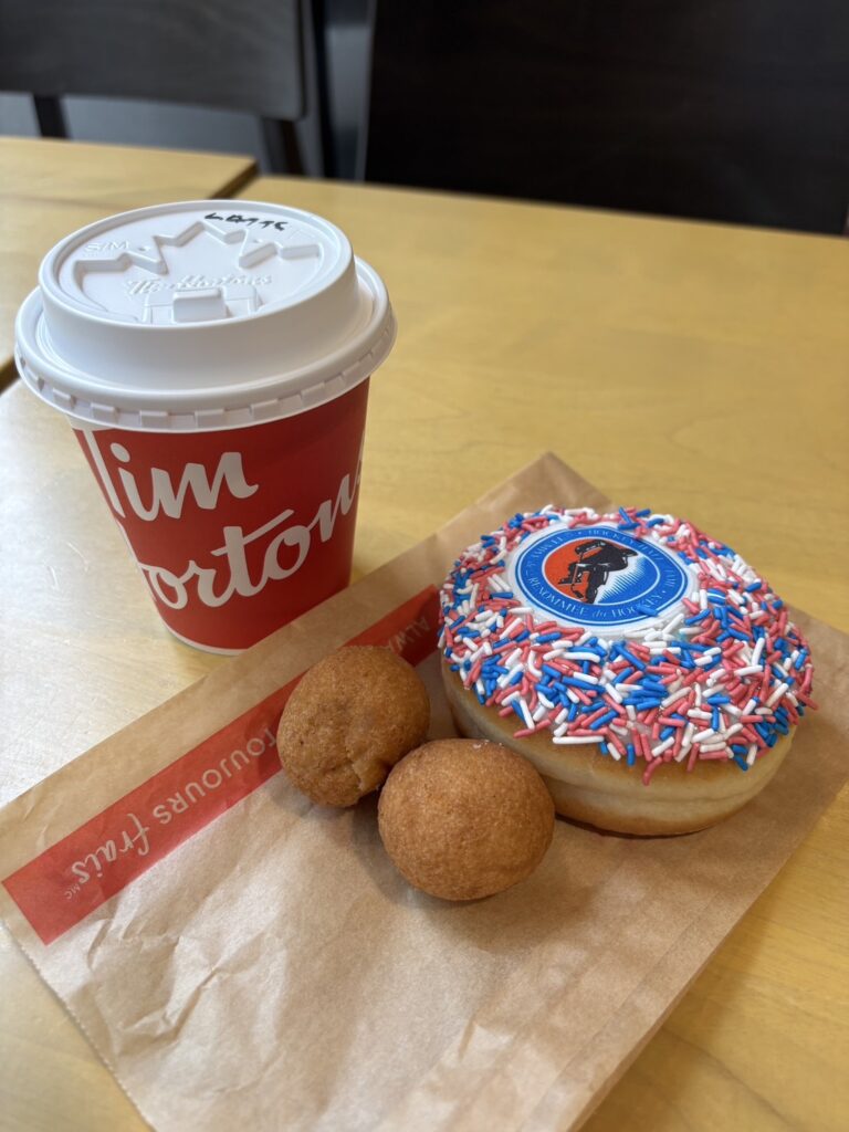 ホッケー記念デザインのスプリンクルドーナツとラテ(ティムホートンズ)
