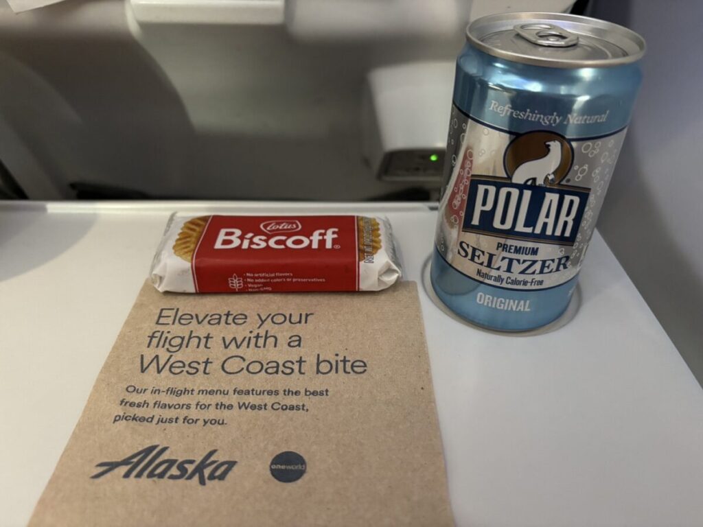 アラスカ航空の機内で提供されるスナックと炭酸水