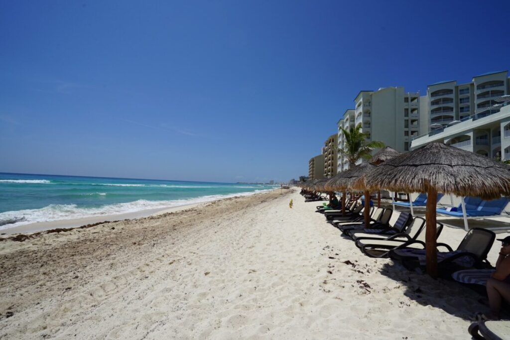 Cancun white sand beach and turquoise ocean｜カンクンの白い砂浜とターコイズブルーの海