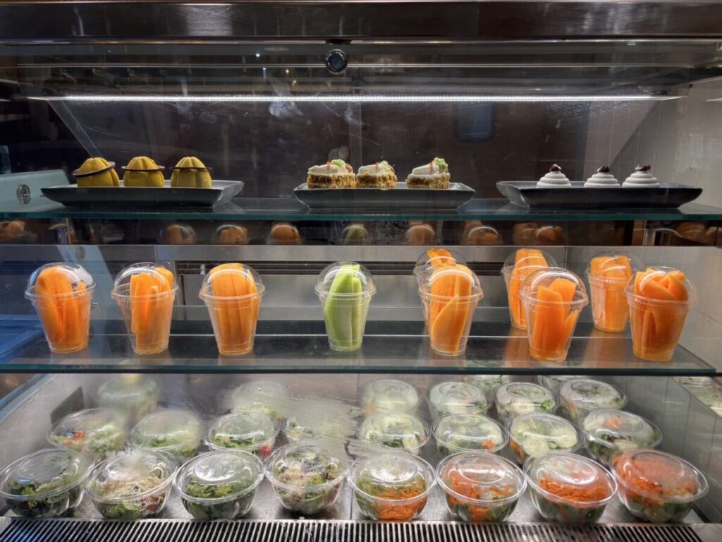 Hilton Cancun dessert buffet with fresh fruits｜ヒルトンカンクンのデザート＆フルーツコーナー