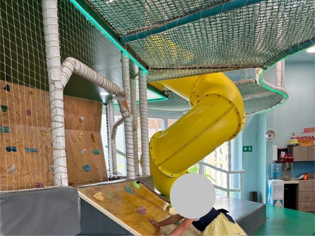 Hilton Cancun kids club playground and slide｜ヒルトンカンクンのキッズクラブとウォータースライダー