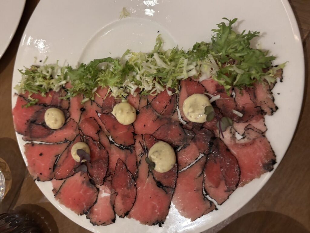 Wagyu beef tagliata served at Hilton Cancun Mar Caribe Japanese restaurant｜ヒルトンカンクン・マールカリベの和食レストランで提供される和牛のタリアータ