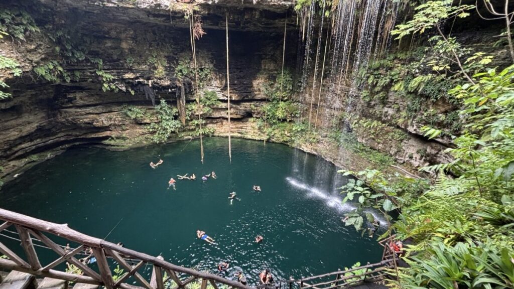 Cenote Ik Kil natural sinkhole with waterfall｜セノーテ・サーマルの美しい天然プール
