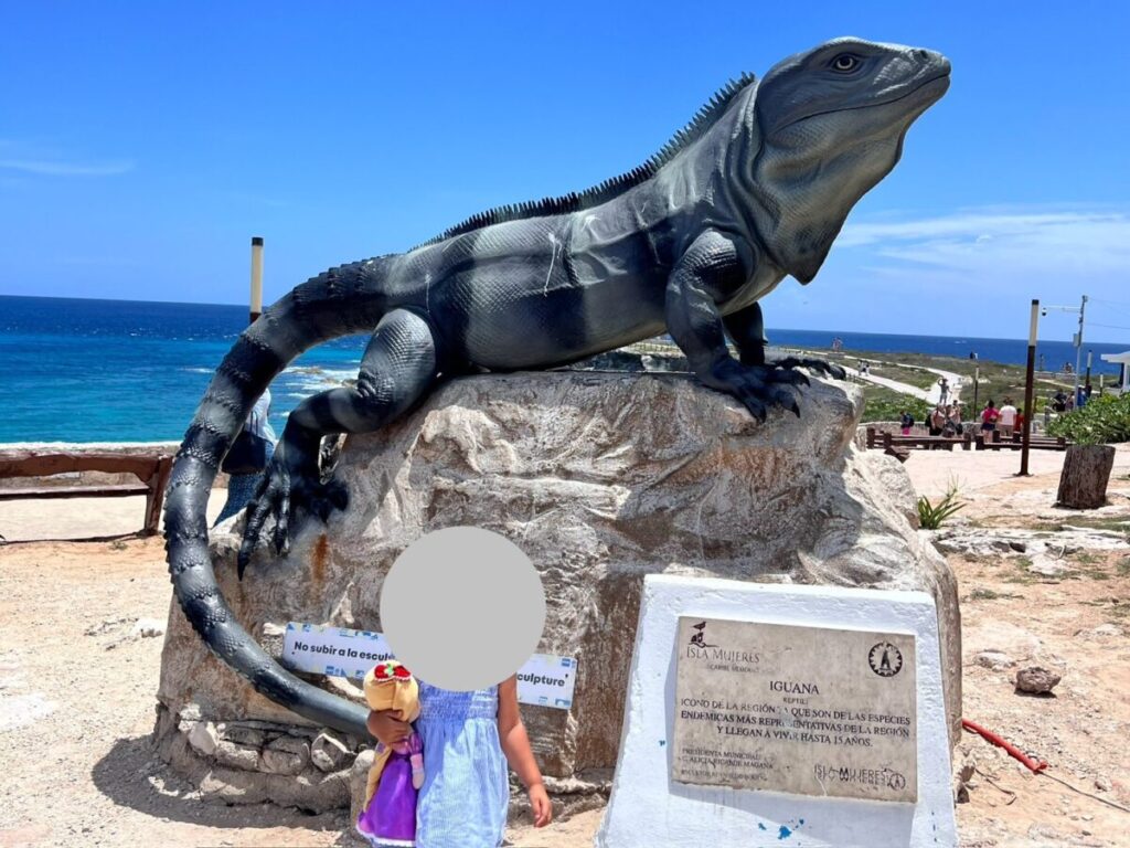 Isla Mujeres coast and Iguana statue｜イスラ・ムヘーレス島の海岸とイグアナ像
