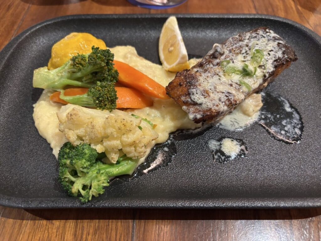 Hilton Cancun dinner with grilled fish and vegetables｜ヒルトンカンクンのディナー・サーモンのグリルと温野菜