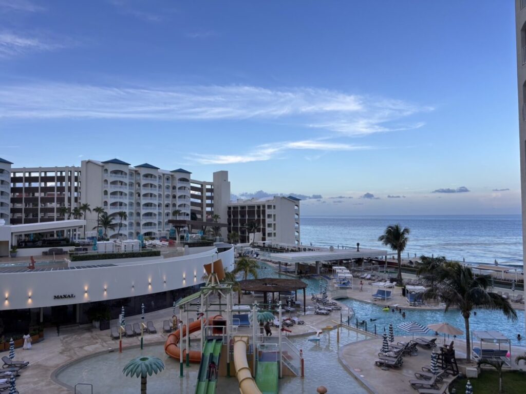Hilton Cancun Mar Caribe infinity pool with ocean view｜ヒルトンカンクン・マールカリベのインフィニティプール
