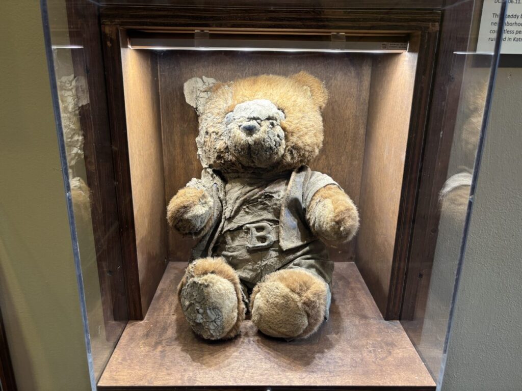 ハリケーン・カトリーナの被災地で見つかったテディベアが、ニューオーリンズの司祭館で展示されている様子。