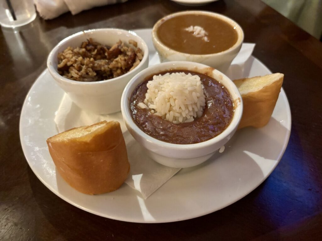 ガンボ、ジャンバラヤ、レッドビーンズ&ライスの3種類がワンプレートに盛り付けられたルイジアナ料理のセット。