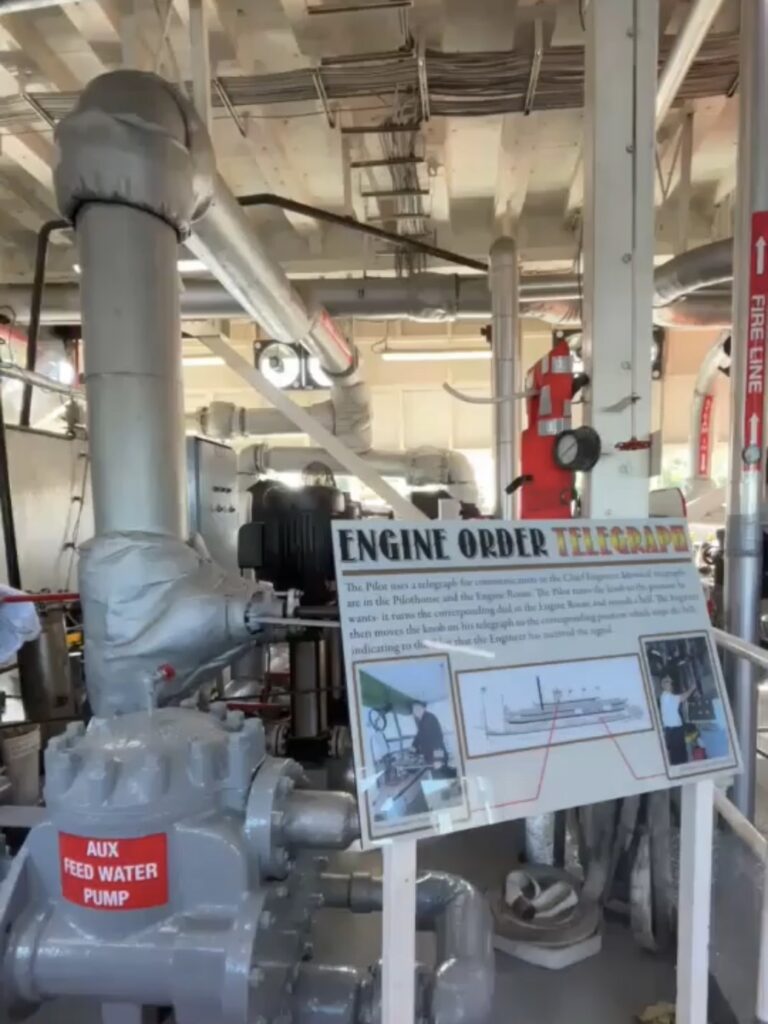 蒸気船ナチェズ号の機関室にあるエンジンオーダーテレグラフと配管設備の展示。