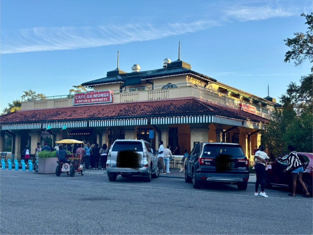 シティパークにあるカフェ・デュ・モンドの店舗外観と行列する人々。