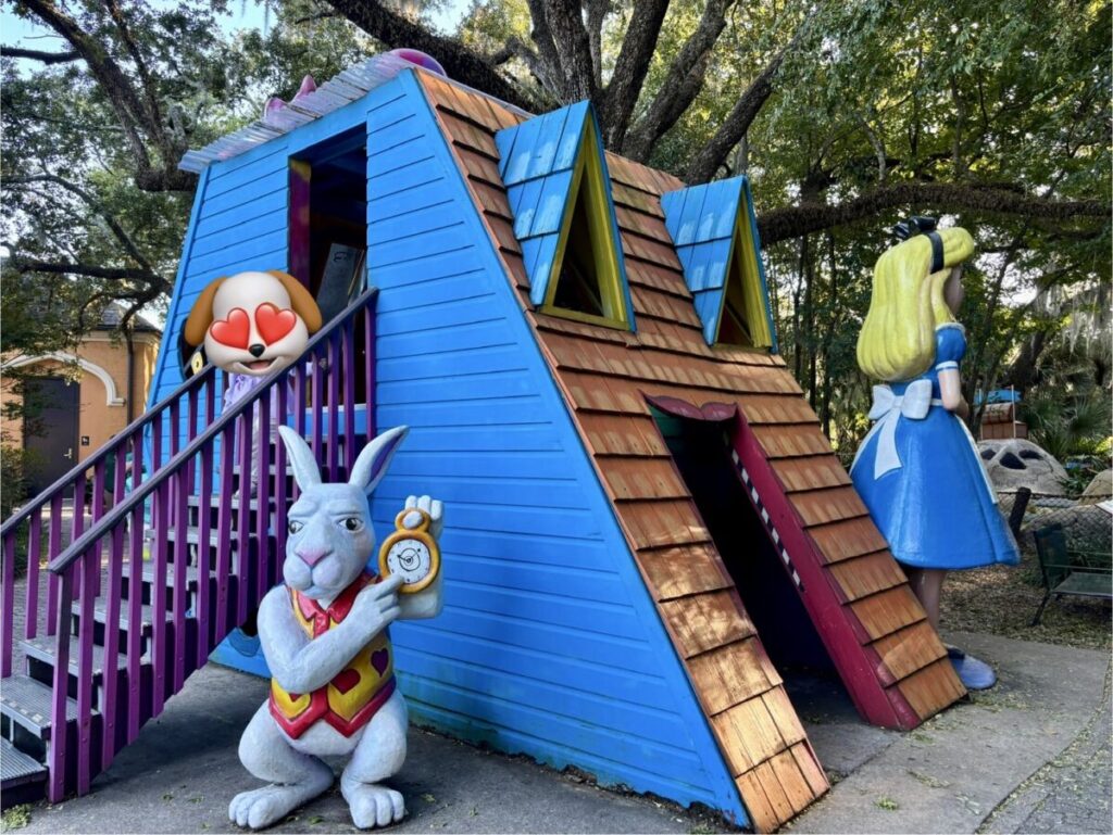 ニューオーリンズのストーリーランド。おとぎ話をモチーフにした遊具とキャラクター像。