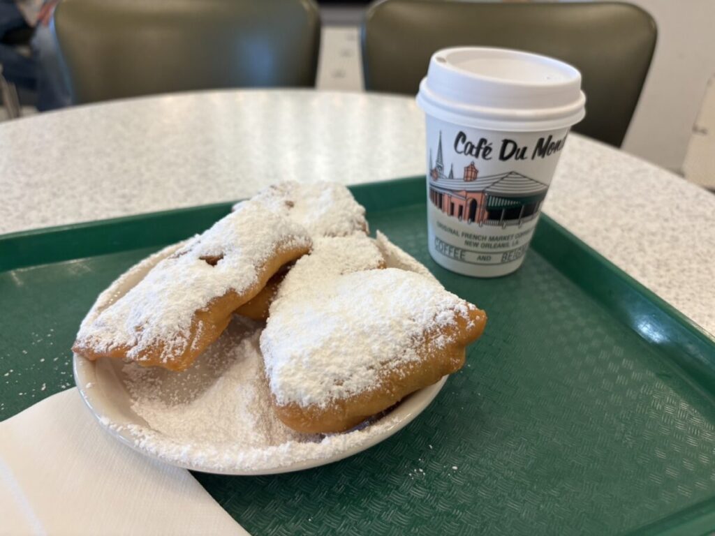 粉砂糖がたっぷりかかったベニエとアイスカフェオレのセット。