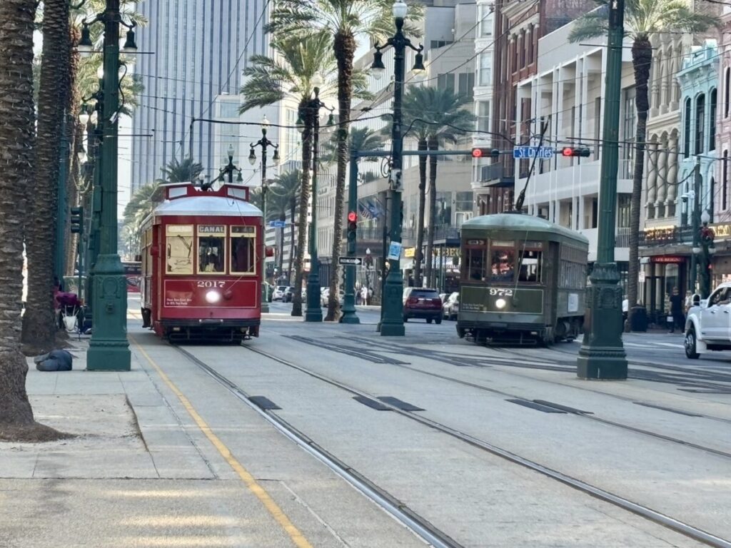 ニューオーリンズのカナルストリートを走る赤と緑のストリートカー。