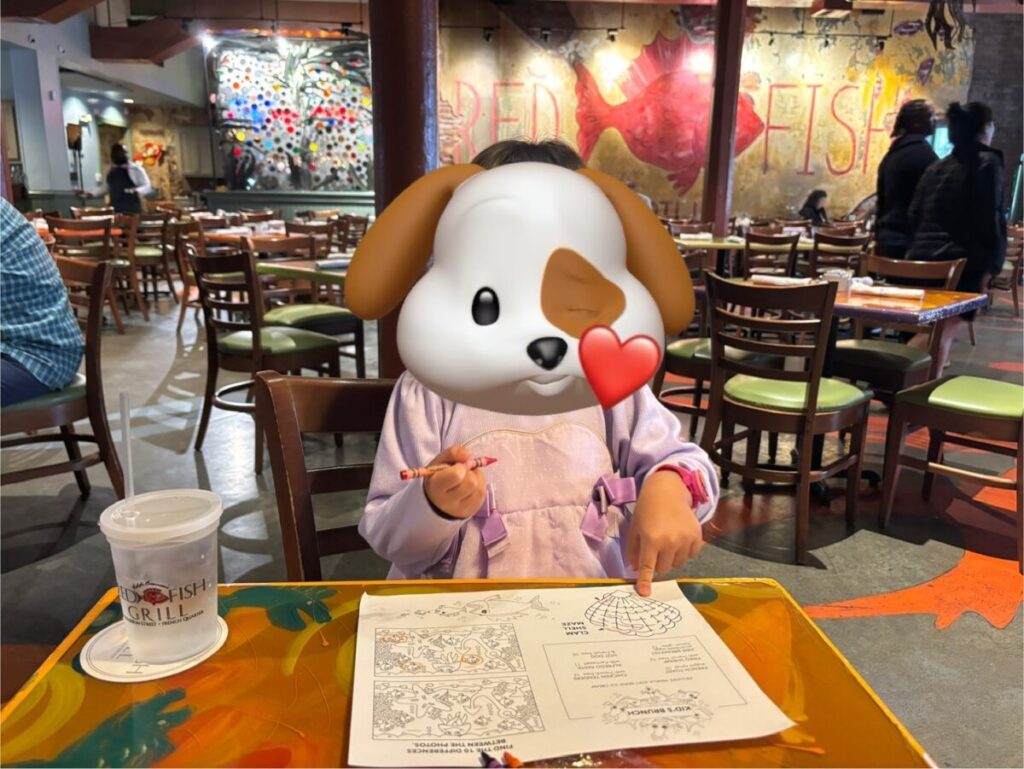レッドフィッシュ・グリルの店内で、子どもが塗り絵を楽しんでいる様子。