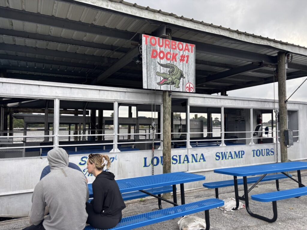 ルイジアナ・スワンプツアーズの「Tourboat Dock #1」乗り場の建物と待合スペース。