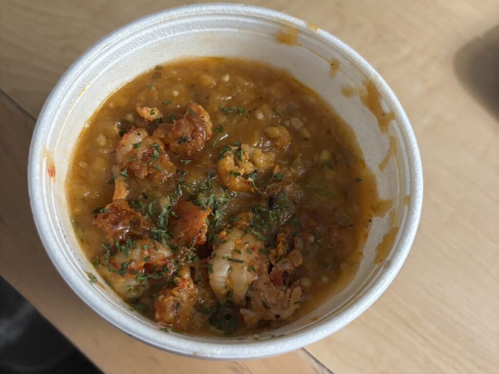 カフェベニエで提供されるクロウフィッシュ・エトゥフェのカップ入り料理。