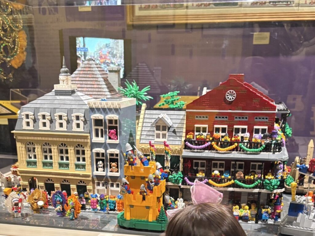 司祭館に展示された、ニューオーリンズのマルディグラをレゴで再現した作品。
