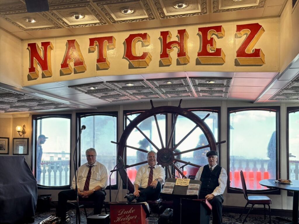ミシシッピ川を航行するナチェズ号の船内で演奏をするジャズバンドのメンバー。