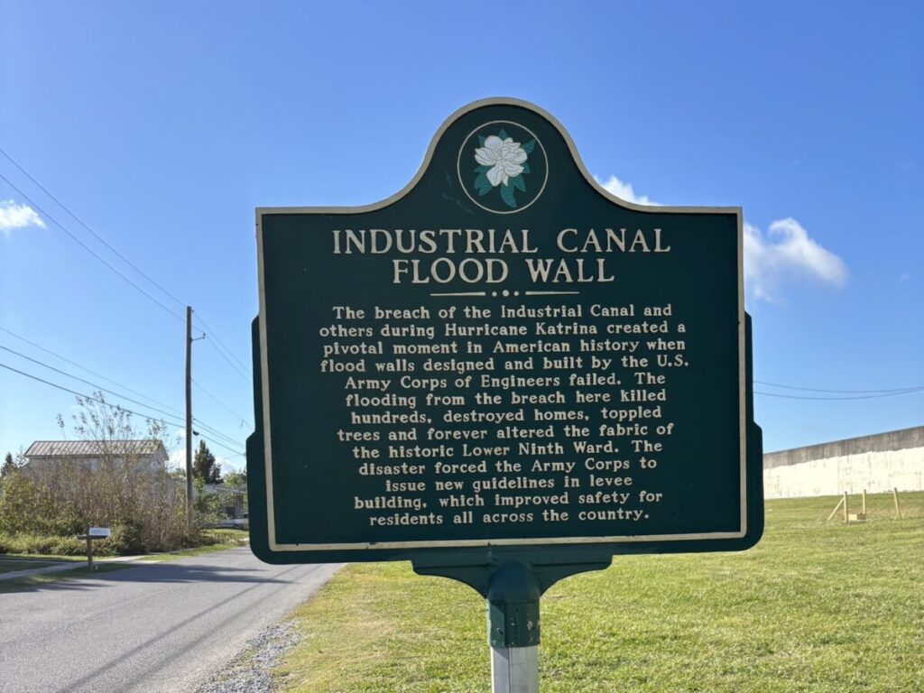 ハリケーン・カトリーナで決壊したインダストリアル運河の洪水壁について説明する案内板。