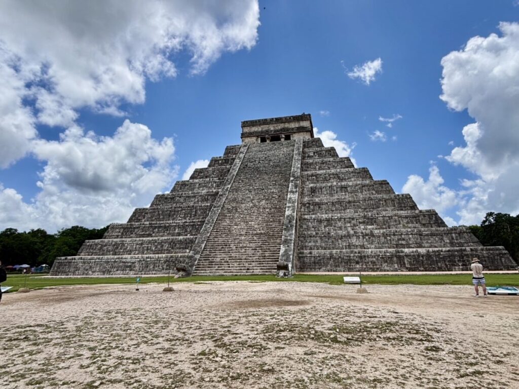 Chichen Itza pyramid El Castillo under blue sky｜チチェン・イツァのエル・カスティージョ神殿
