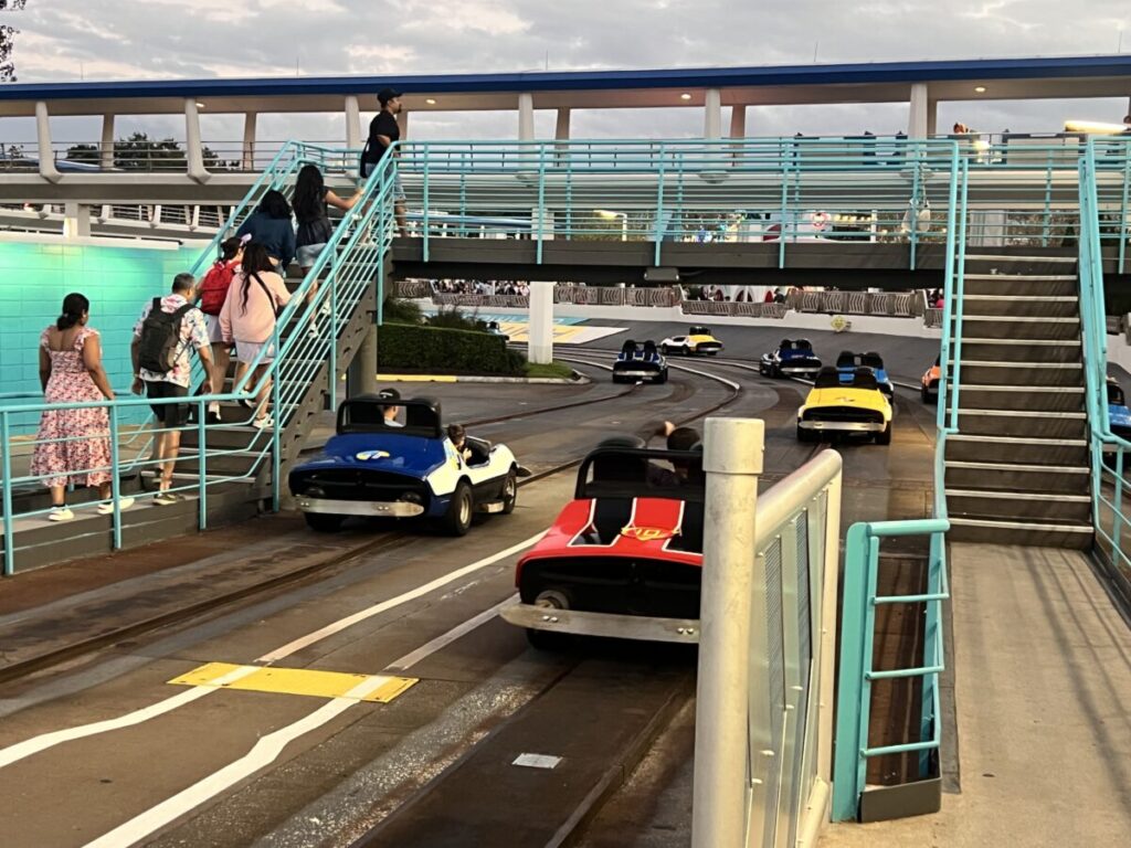 マジックキングダムのトゥモローランド・スピードウェイで走るカラフルなゴーカート