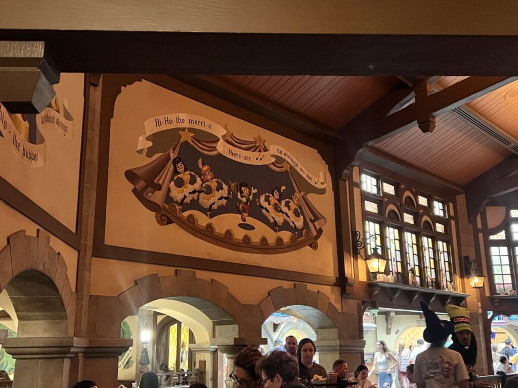 ピノキオ・ヴィレッジハウス店内の絵本のような壁画と装飾