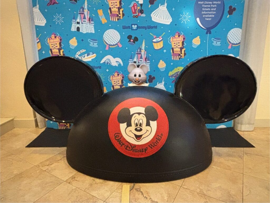 ウォルト・ディズニー・ワールドのミッキー型フォトスポットで記念撮影する子ども