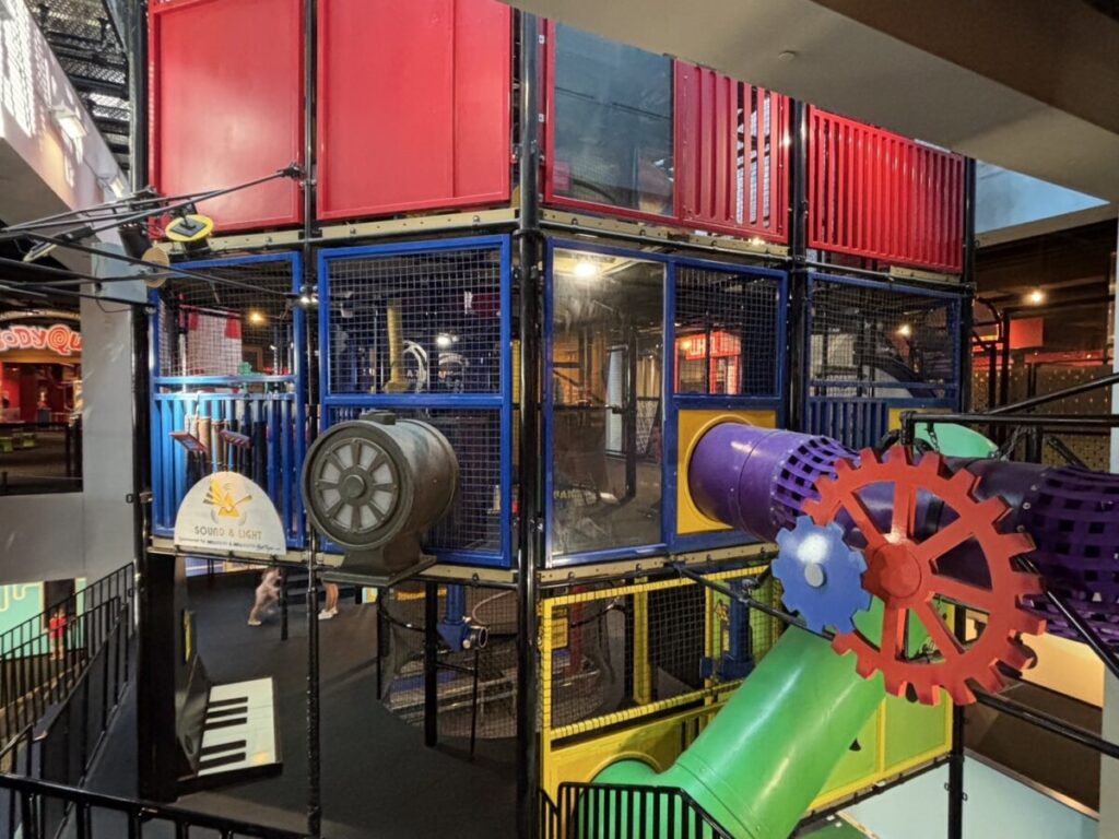 科学館内にある立体構造の大型アスレチック遊具