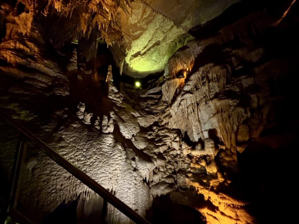 マンモスケーブ国立公園の洞窟内に広がる鍾乳石の景観