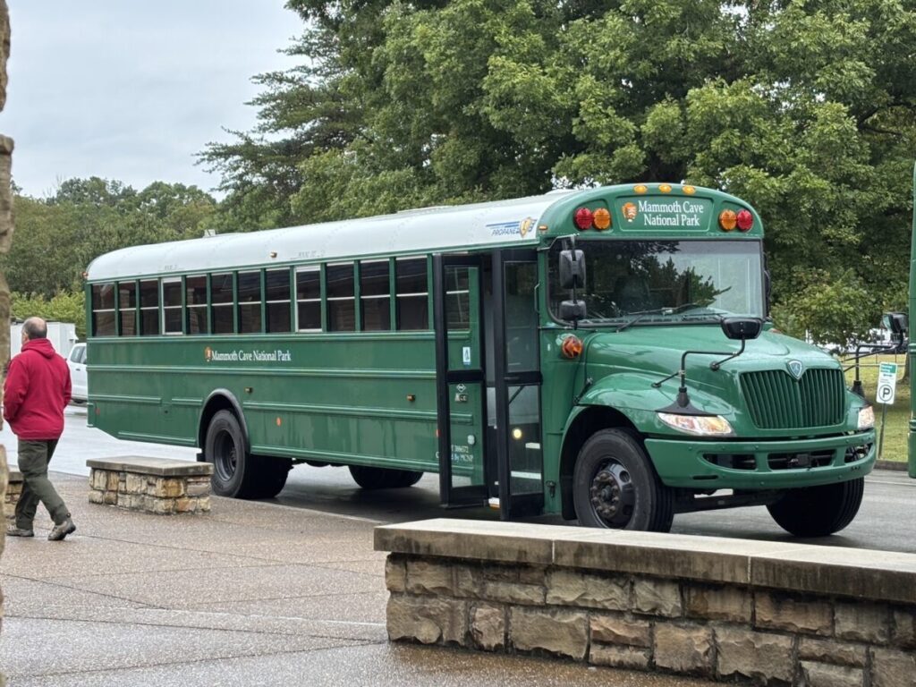 マンモスケーブ国立公園の洞窟入口へ向かう公式ツアーバス