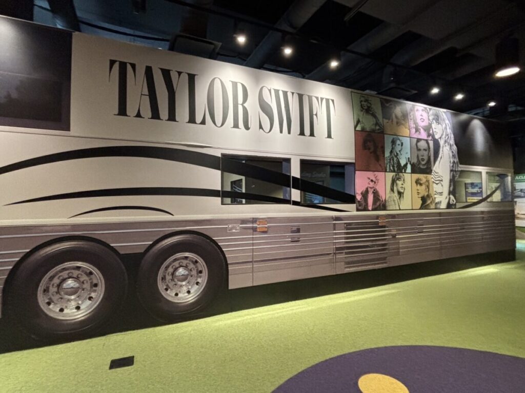 カントリーミュージック博物館に展示されたテイラースイフトの大型ツアートラック