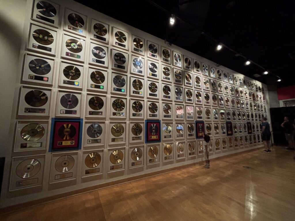 カントリーミュージック殿堂博物館のゴールドレコードが並ぶ壁一面の展示