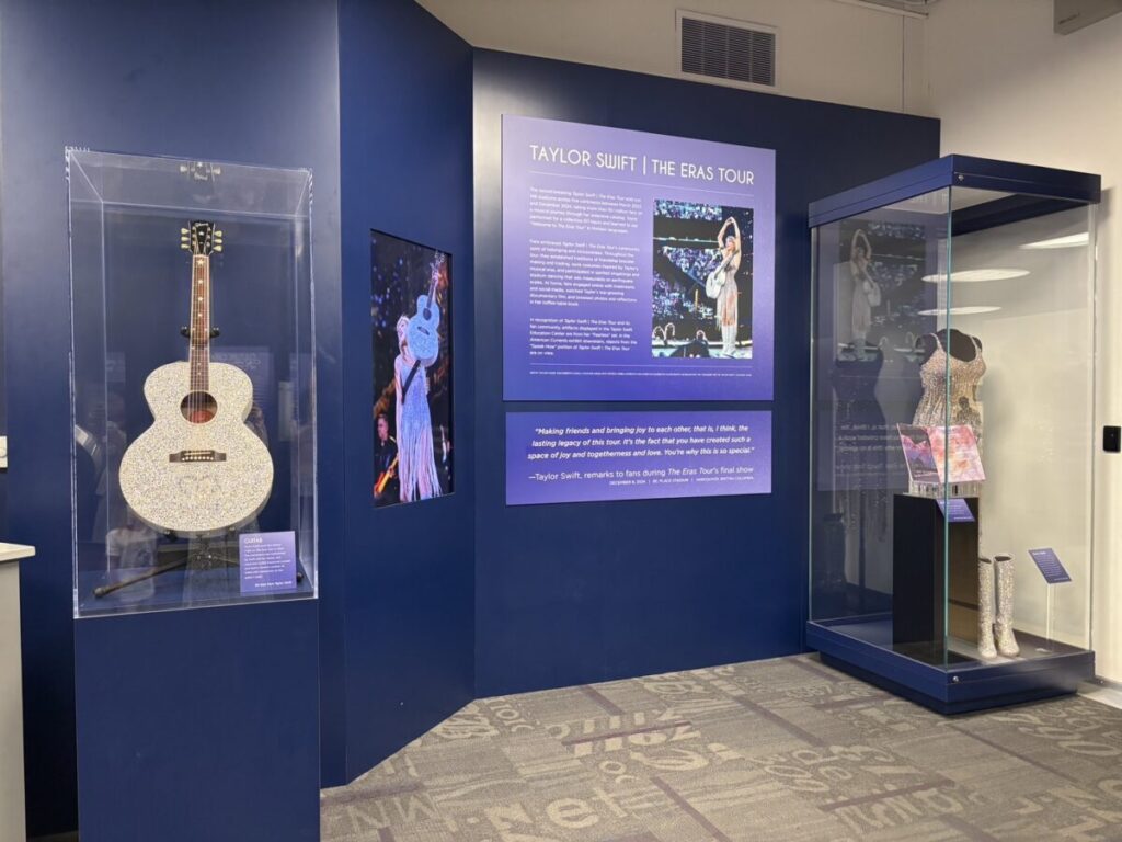 カントリーミュージック博物館に展示されたテイラースイフトの衣装とギター