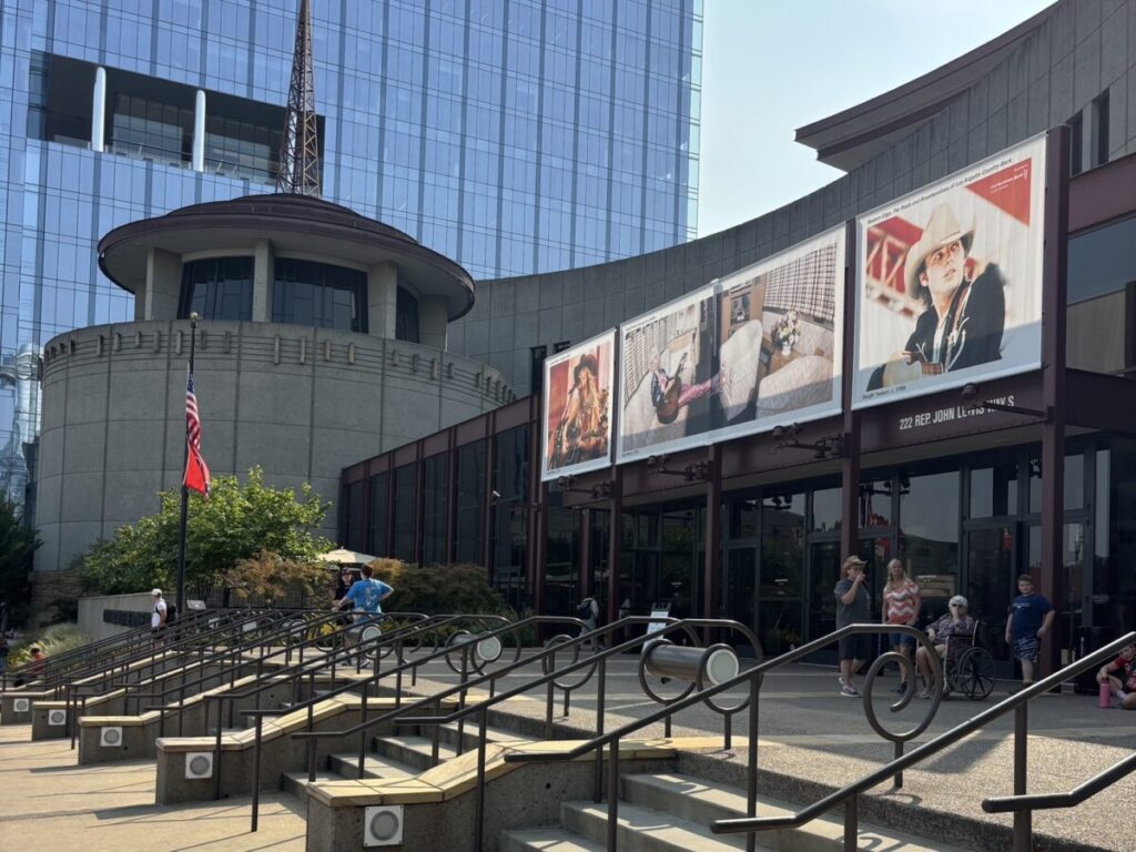 カントリーミュージック殿堂博物館の外観と大きな看板の写真