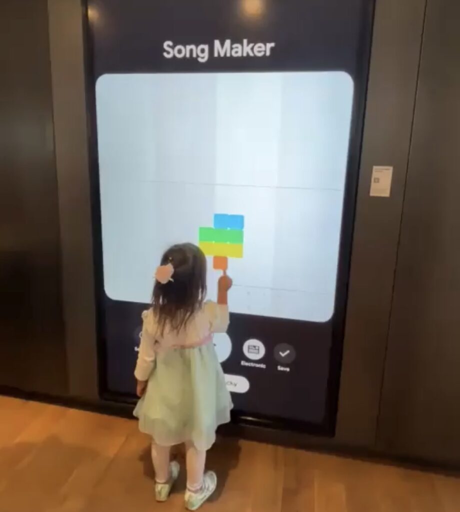 サンノゼ近郊のグーグルビジターエクスペリエンスで音楽を作る体験型展示を楽しむ子ども