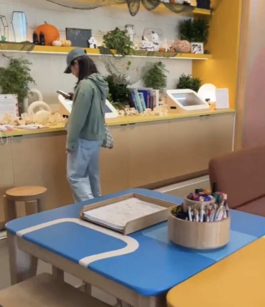 Googleビジターセンター内のコミュニティスペースHuddleで展示を体験する来場者