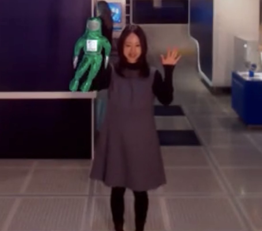 インテル・ミュージアムで体験型アクティビティを楽しむ来館者