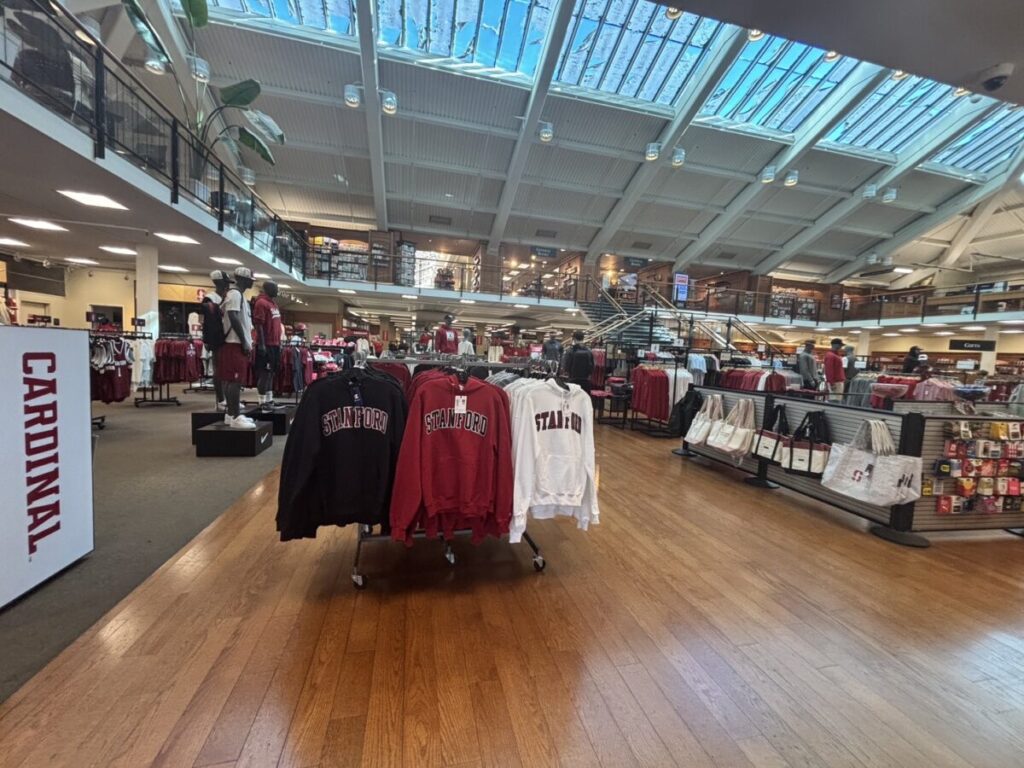 スタンフォード大学のキャンパス内にある広々としたブックストアの店内