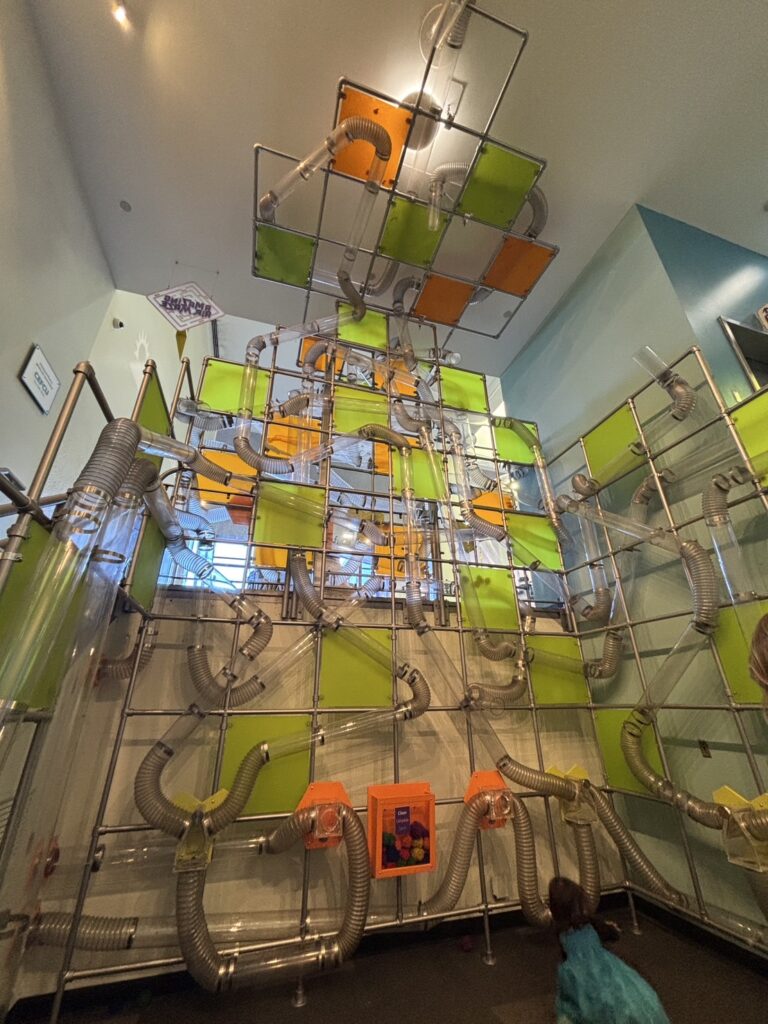 チルドレン・ディスカバリー・ミュージアムで遊べる大型の体験型展示