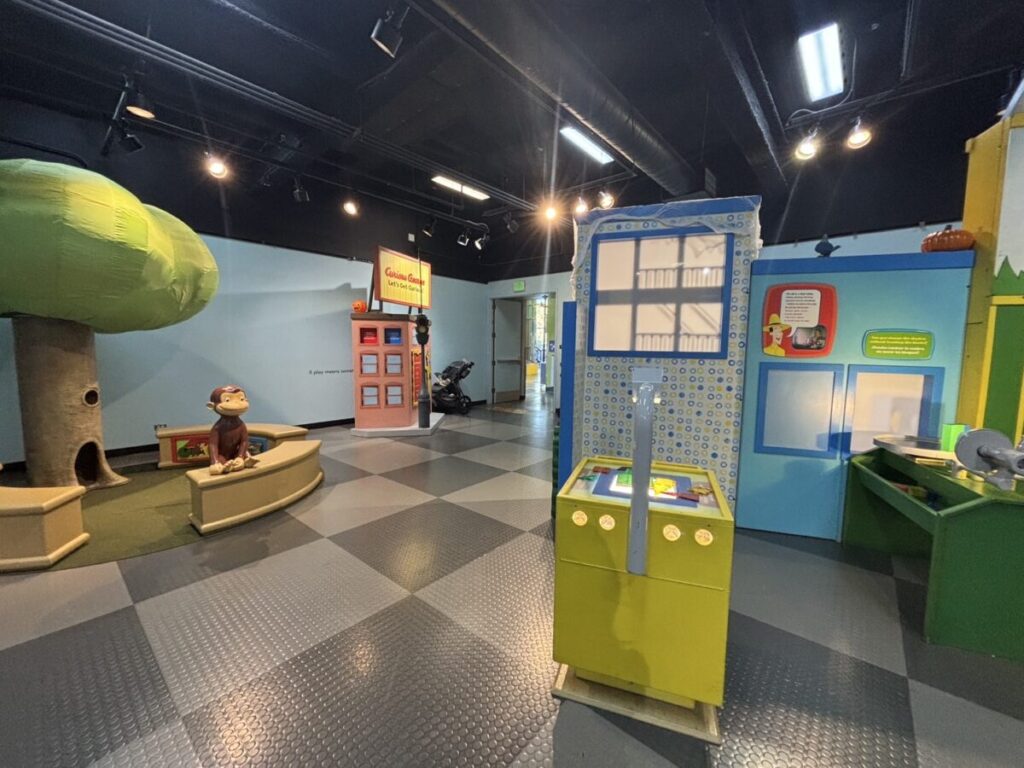 チルドレン・ディスカバリー・ミュージアムのカラフルな体験型展示エリア