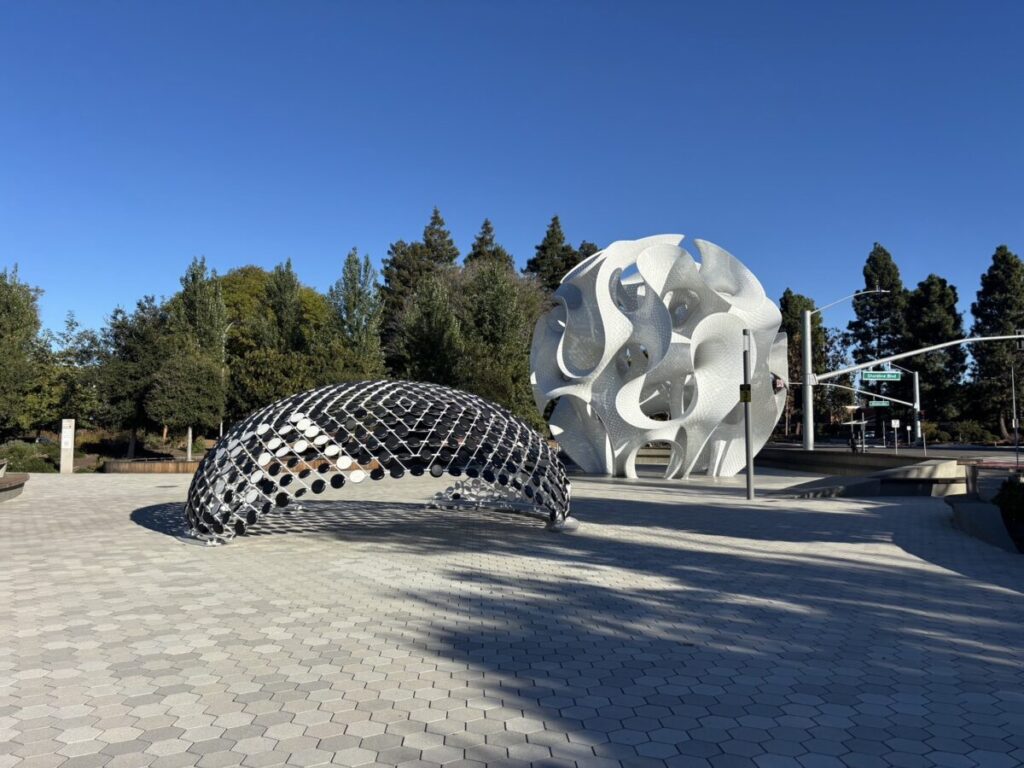 グーグルビジターエクスペリエンスの外にある美術品