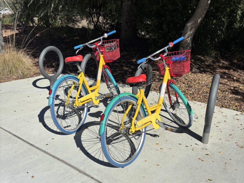 Googleビジターエクスペリエンス内の「Greetings from Google」カラフルなフォトスポットと自転車展示