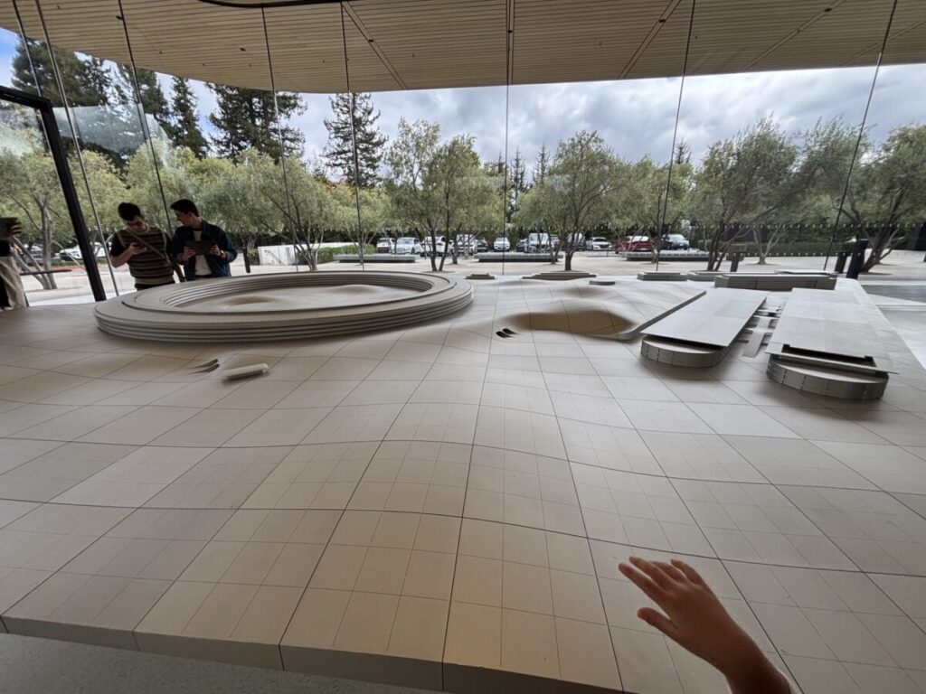 ガラス張りのApple Park Visitor Center外観と周囲の景観