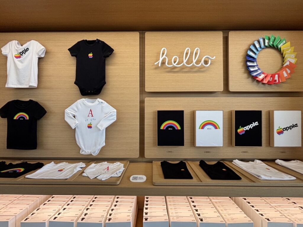 Apple Park Visitor Center内に並ぶAppleロゴ入りアパレルとグッズ展示