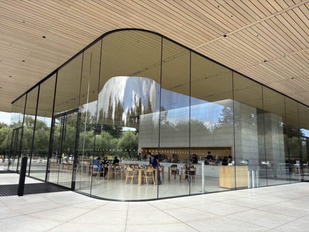 Apple Park Visitor Centerに併設された開放感のあるカフェスペース