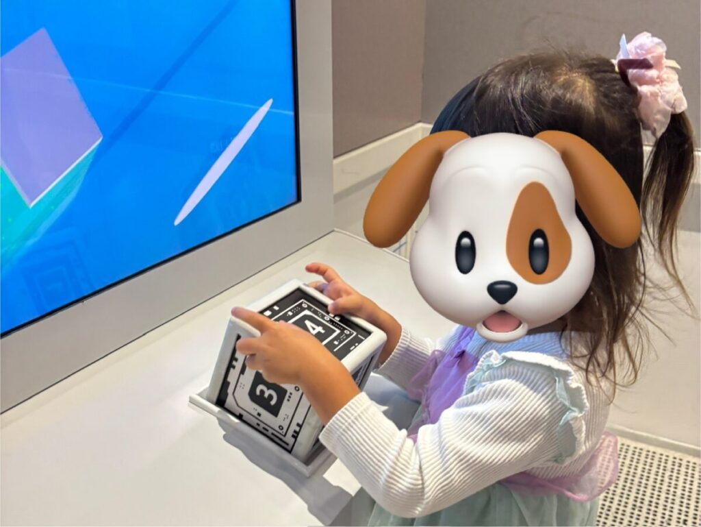 インテル・ミュージアムで数字を使った体験型展示を操作する子ども