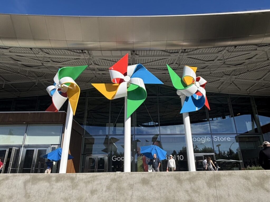 Googleビジターエクスペリエンス前に設置されたカラフルな風車型アート作品