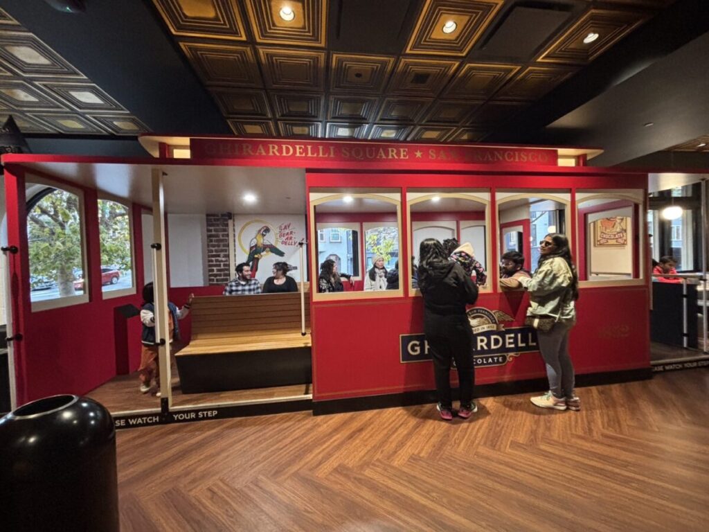 ギラデリ・スクエア内にあるトロリーデザインの展示スペース