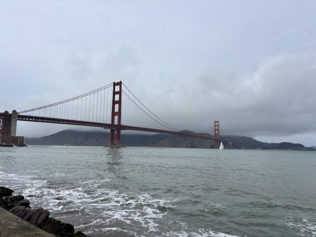 霧に包まれたゴールデンゲートブリッジとサンフランシスコ湾